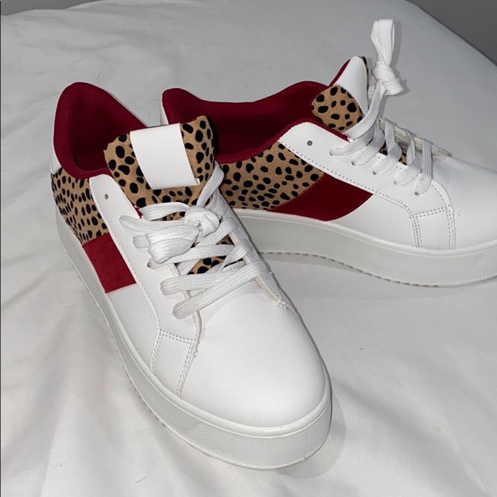 QUPID Animal Panel Lace-Up Flatform Sneaker